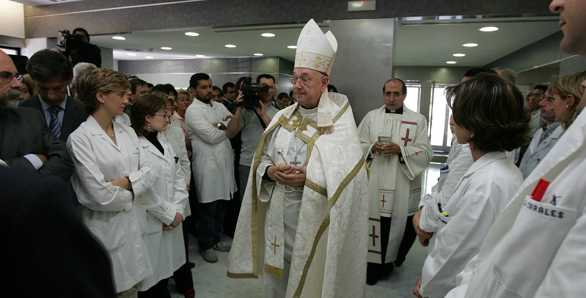 El arzobispo de Pamplona, Mons. Fernando Sebastián, impartió la bendición del nuevo centro de investigación biomédica de la Universidad de Navarra
