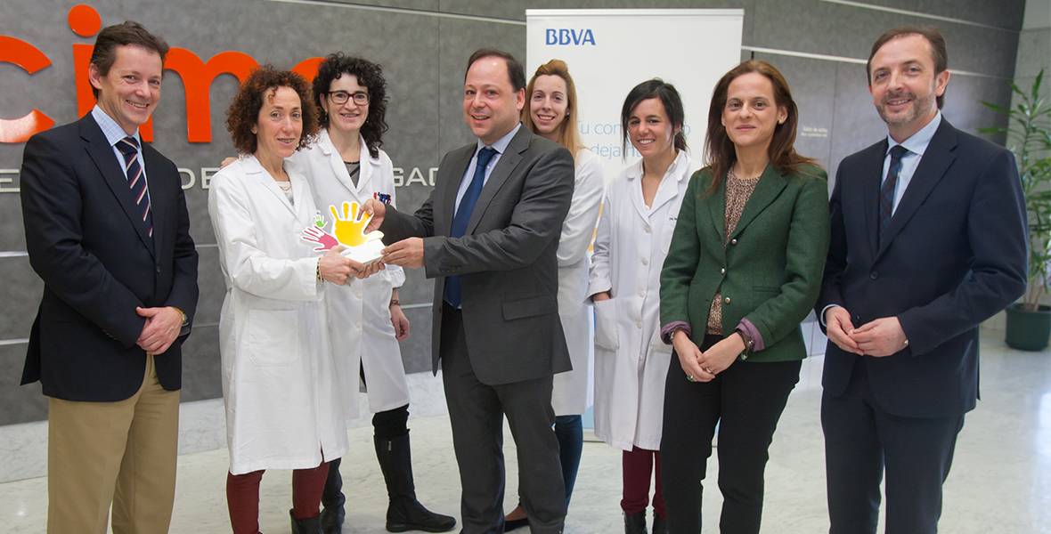 BBVA concede uno de sus proyectos solidarios al CIMA Los empleados del banco eligieron la investigación sobre enfermedad de Alzheimer del CIMA y un programa de pisos de acogida de la aecc Navarra, entre los proyectos presentados a la campaña 'Territorios solidarios' del BBVA