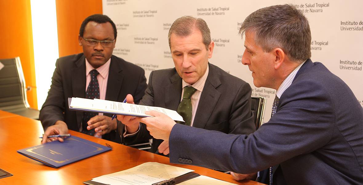 El Instituto de Salud Tropical firma un acuerdo con la farmacéutica GSK Las dos instituciones van a cooperar en la lucha contra la leishmaniasis, la enfermedad de Chagas y la tripanosomiasis africana