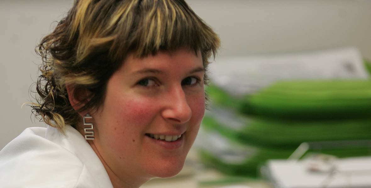 Una bióloga del CIMA de la Universidad de Navarra, becada para investigar en cáncer de pulmón en Oxford La Dra. Jackeline Agorreta, investigadora del área de Oncología del Centro de Investigación Médica Aplicada (CIMA) de la Universidad de Navarra, ha recibido una de las 5 becas de la Anglo-Spanish Society