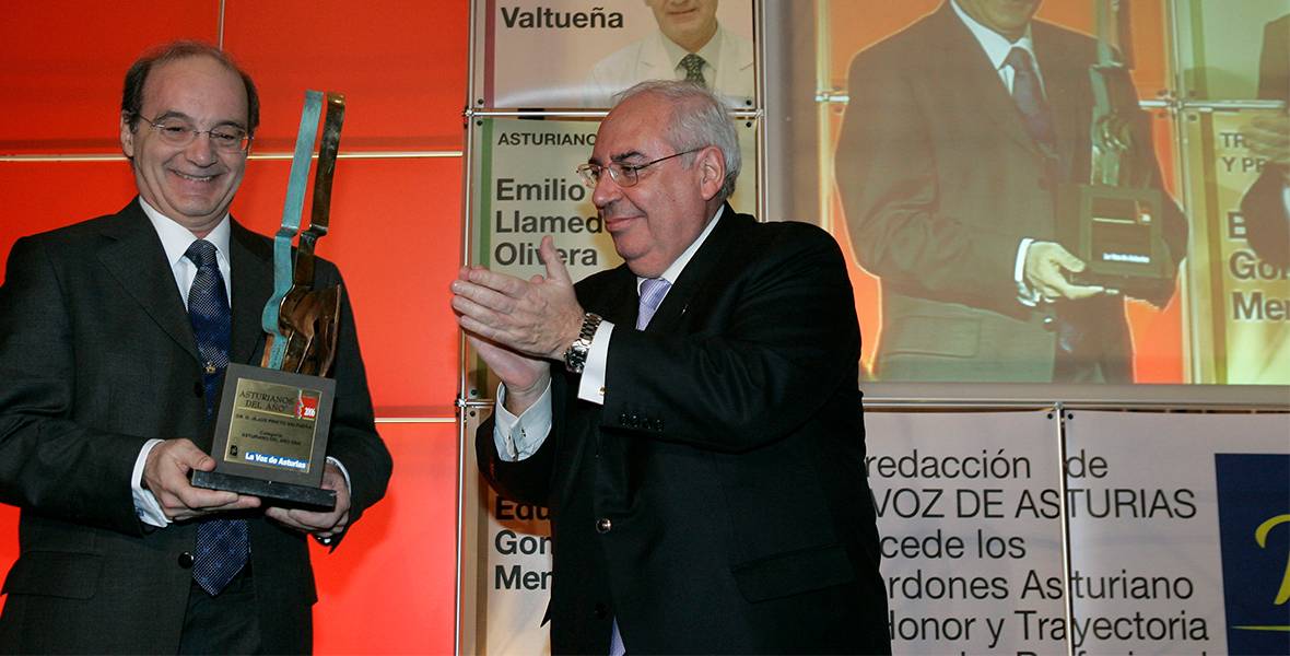 Jesús Prieto, catedrático de la Universidad de Navarra, recibe el premio Asturiano del Año 2006 El presidente del Principado de Asturias entregó el galardón al especialista de la Clínica Universitaria y del Centro de Investigación Médica Aplicada