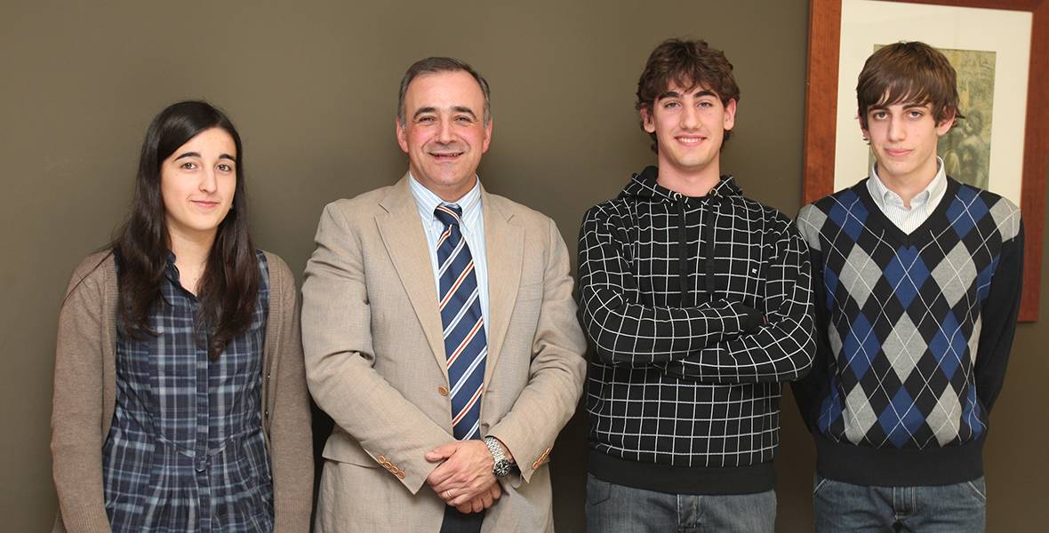 Jon Lerga, estudiante del IES Sancho III el Mayor de Tafalla, ganador de la fase navarra de la Olimpiada de Biología Diego Galán y Ana Castiella obtuvieron el segundo y tercer puesto del certamen, celebrado en la Universidad de Navarra