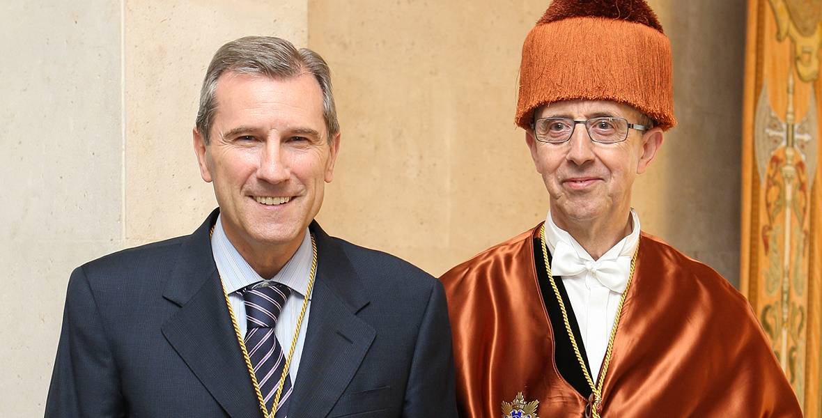 José María Bastero y Francisco Errasti reciben la Medalla de Oro de la Universidad de Navarra durante la apertura de curso José María Bastero tuvo palabras de gratitud para el Gran Canciller y Francisco Errasti dedicó su medalla a los profesionales del campus