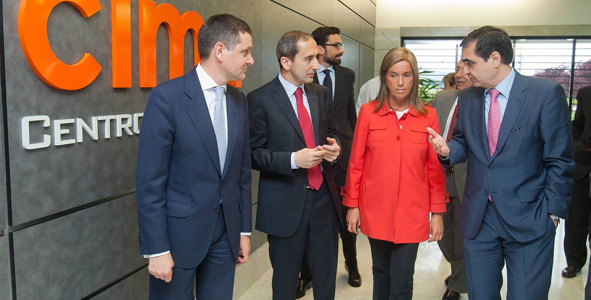 La ministra de Sanidad, Ana Mato, ha visitado el CIMA de la Universidad