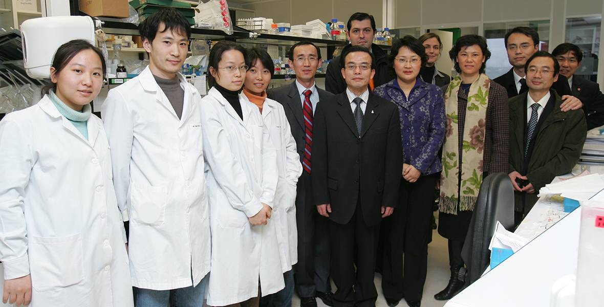 El rector del centro académico chino Zhejiang Sci Tech, en la Universidad de Navarra Songliang Qiu se reunió con los cinco investigadores chinos del Centro de Investigación Médica Aplicada (CIMA)