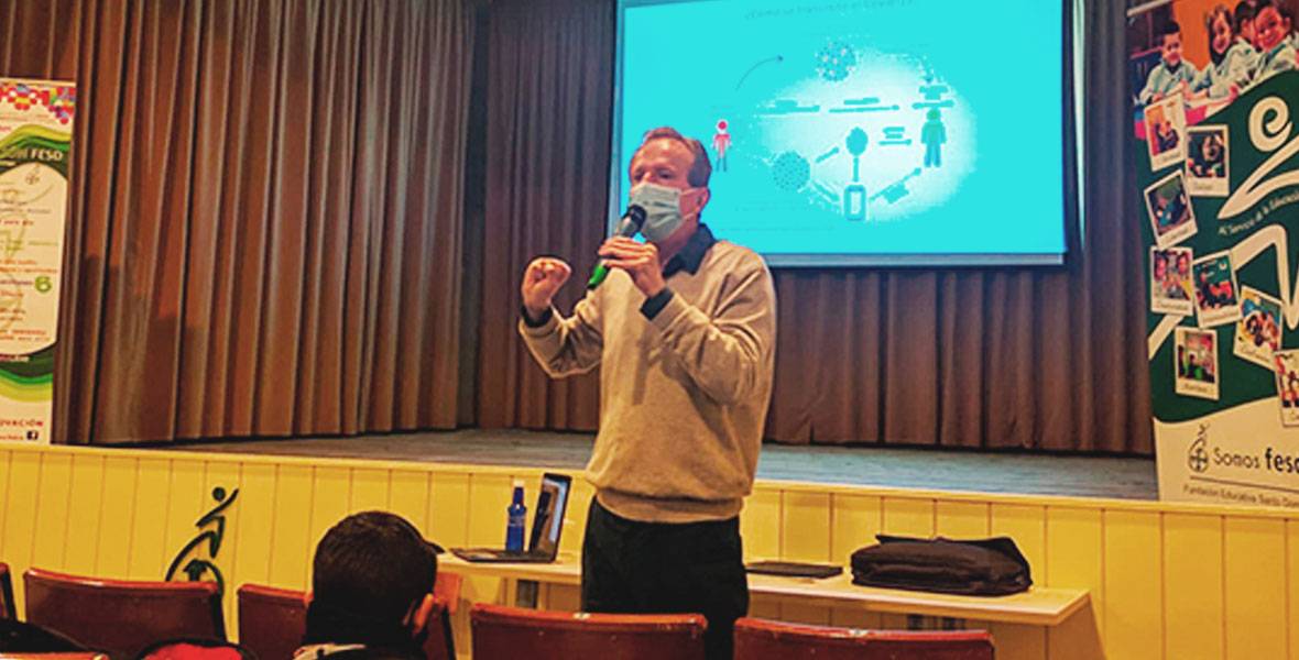 Charla del Dr. Cristian Smerdou, Semana Ciencia 2020 El Dr. Cristian Smerdou, director del Programa de Terapia Génica y Regulación de la Expresión Génica, durante la charla que impartió en el Colegio La Presentación de Villava-FESD