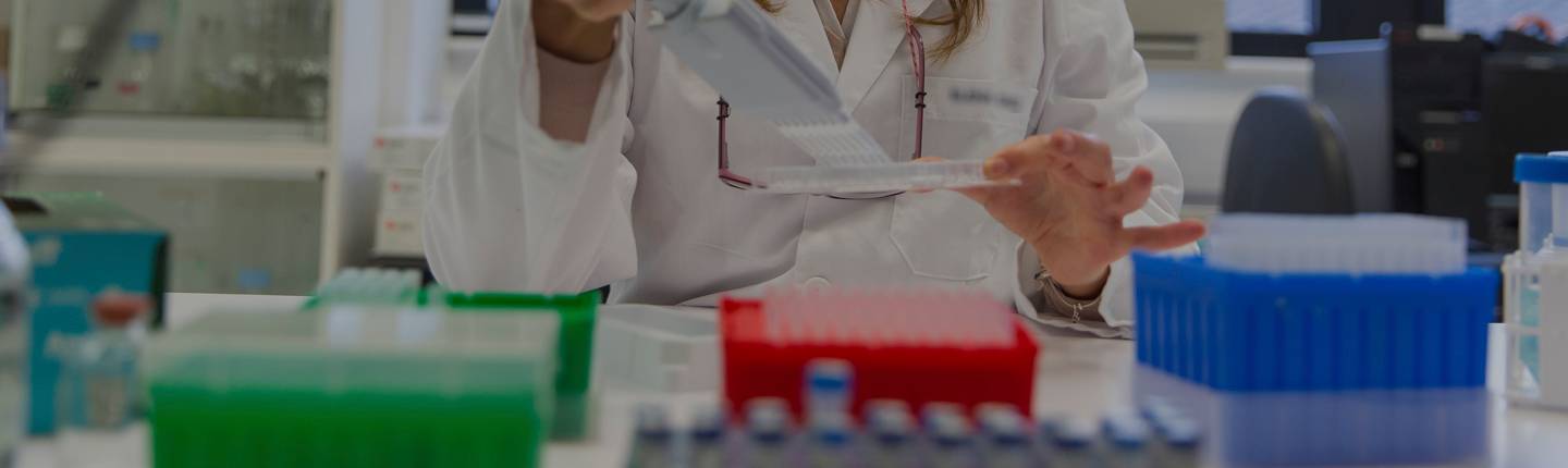 Contratos y ayudas formativas en el Cima Una especialista en un laboratorio