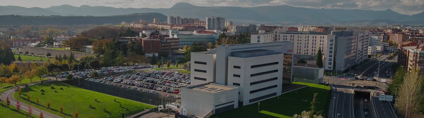 Estancias formativas en el Cima El Cima, en primer plano, y la Clínica Universidad de Navarra, al fondo, en una vista aérea.