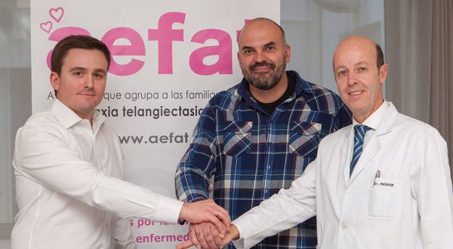 Firma convenio AEFAT para la investigacion en ataxia telangiectasia Imagen de la firma del convenio con Patxi Villén, presidente de Aefat, el doctor Felipe Prósper, de la Clínica Universidad de Navarra, y Borja Sáez.