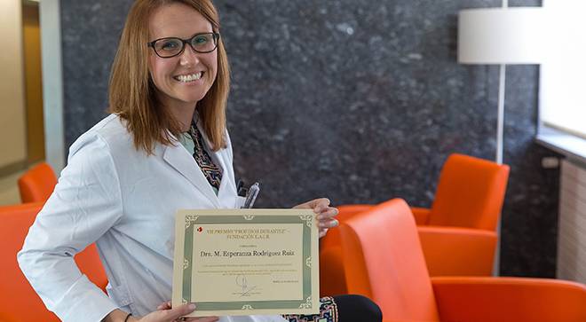 Premio Profesor Durántez. Fundación LAIR. Clínica Universidad de Navarra La especialista de la Clínica Universidad de Navarra María Rodríguez recibe el Premio Profesor Durántez de la Fundación LAIR a la mejor publicación científica en el campo de la inmunología tumoral