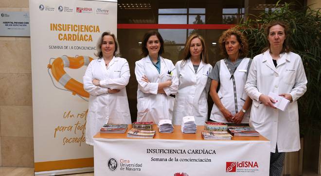 semana-insuficiencia-cardiaca Imagen de los especialistas en el stand en la Clínica Universidad de Navarra por la insuficiencia cardíaca.
