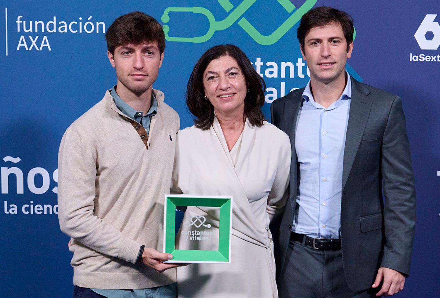 Recogida premio Constantes Vitales. Dr. Melero Imagen de Belén Palencia, esposa del Dr. Melero, recibe en su nombre el Premio Constantes y Vitales de manos del Dr. Alfredo Carrato, especialista el Hospital Ruber Internacional.