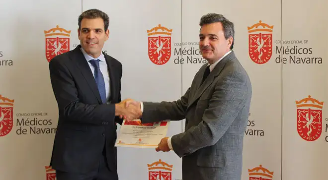 gil-bazo-beca-colegio-medicos 660x363 El doctor Gil Bazo recoge la Beca V del Colegio de Médicos de Navarra